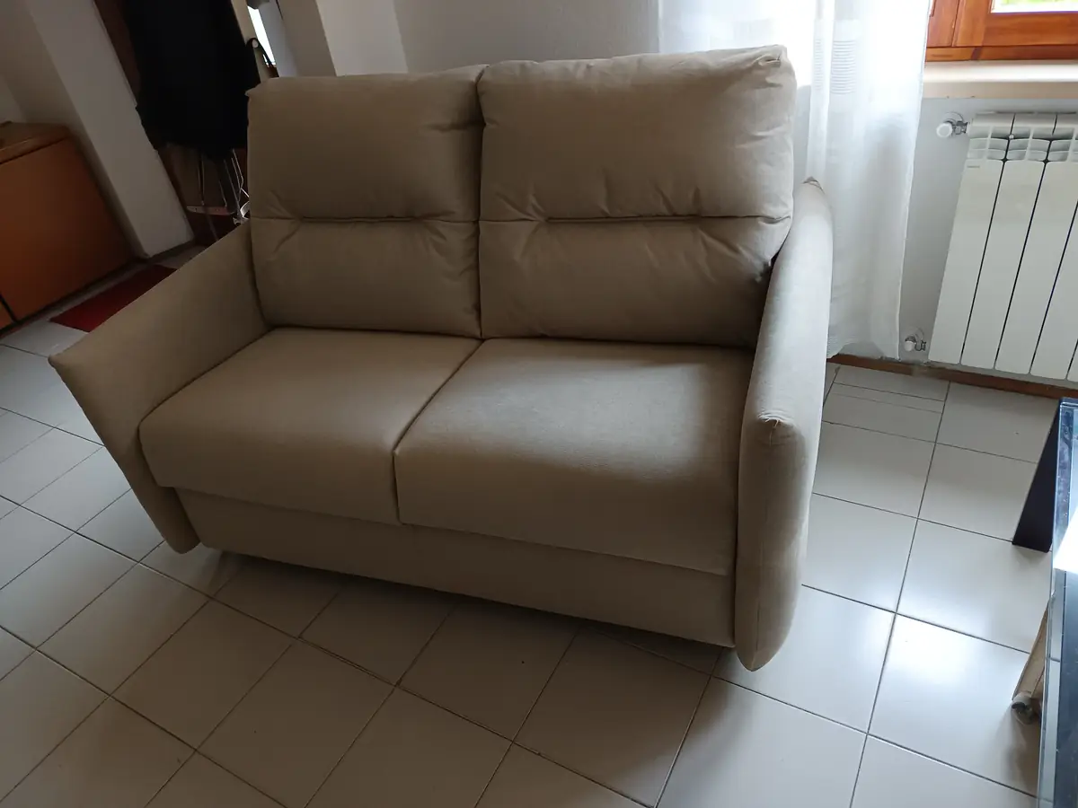 Divano a due posti in tessuto beige