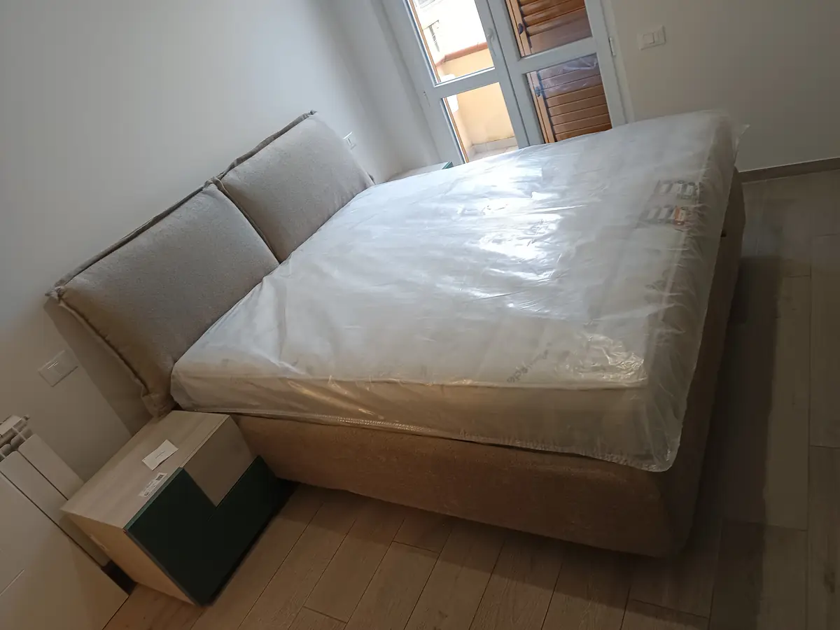 Letto imbottito con testiera e materasso nuovo