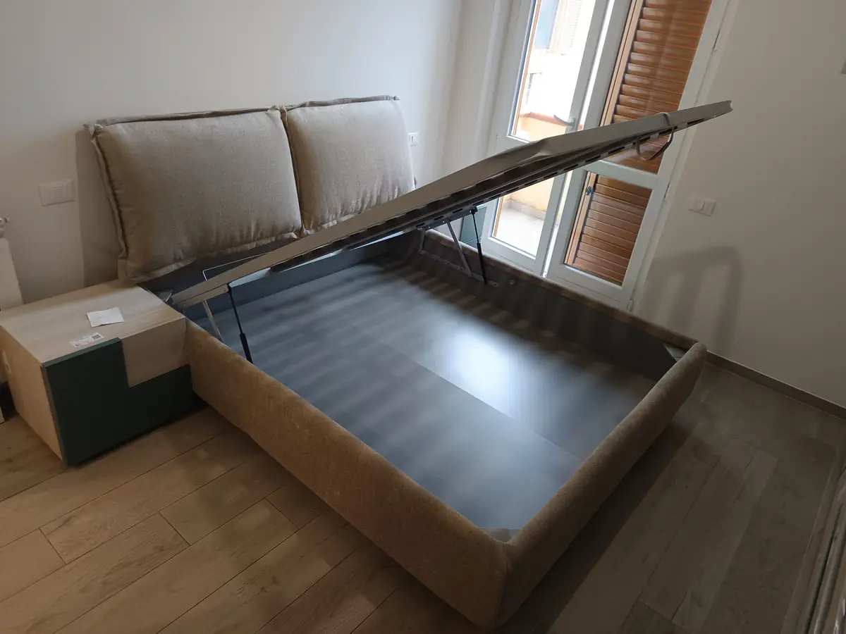 Letto contenitore con rete sollevabile
