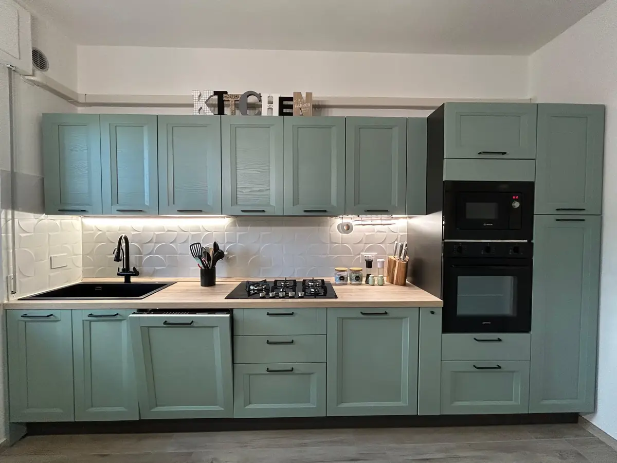 Cucina su misura in stile classico verde salvia con piano in legno, forno e microonde in colonna