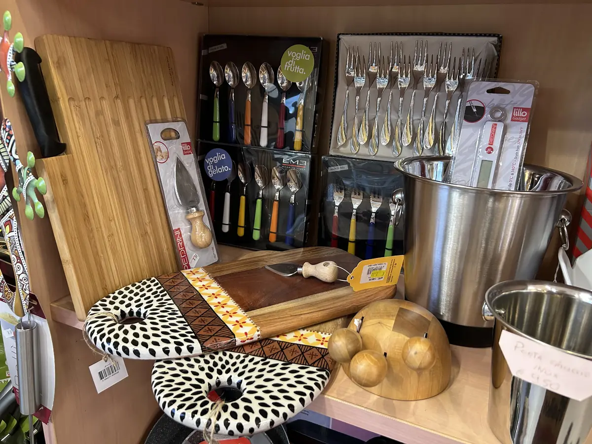 Taglieri, posate e utensili da cucina in esposizione