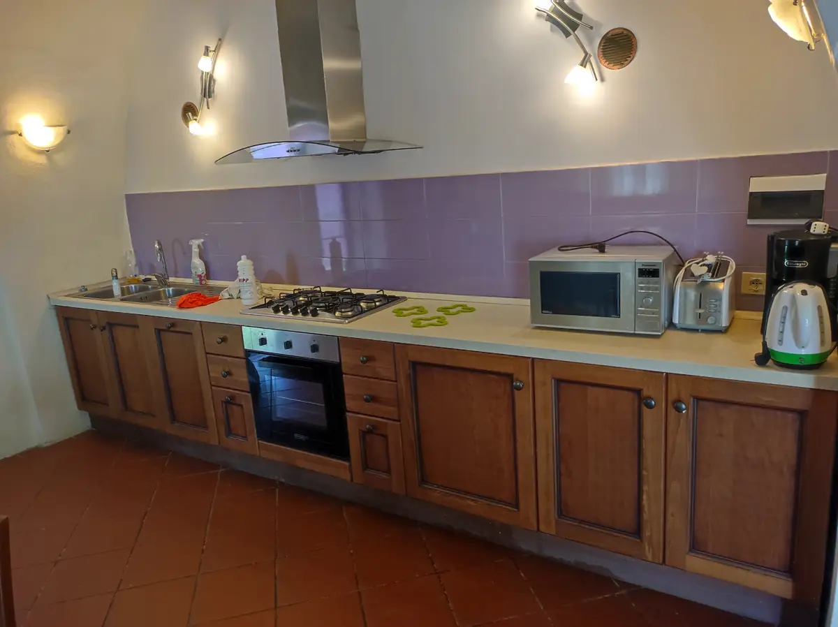 Cucina classica in legno con piano cottura a gas e forno a incasso