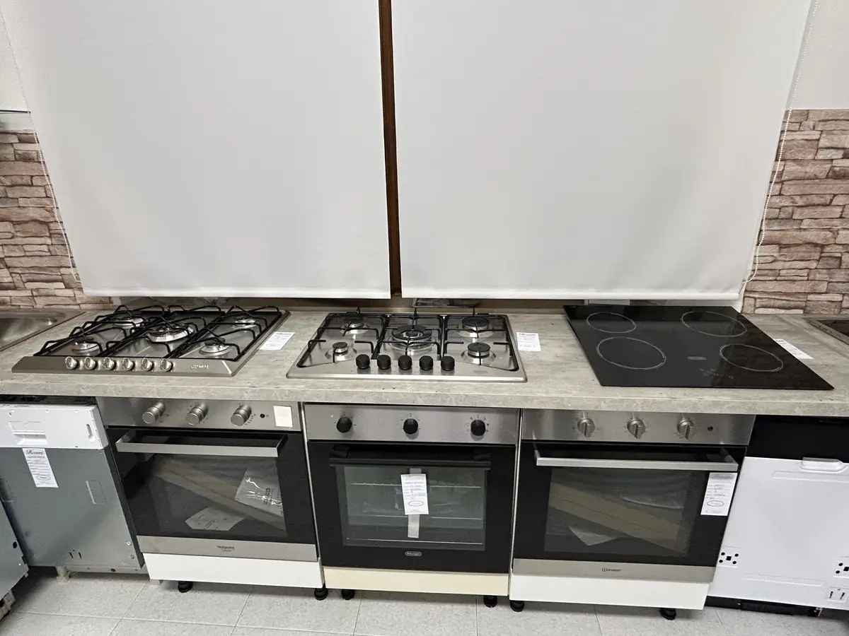 Cucine a gas e forni da libera installazione esposti nel reparto elettrodomestici