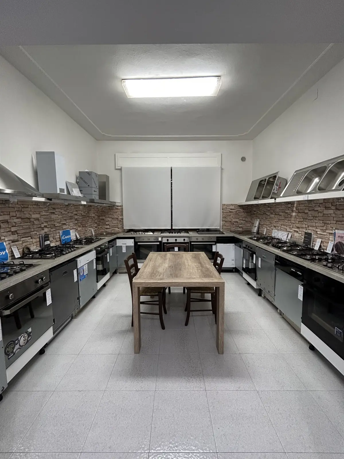La sala degli elettrodomestici da incasso con forni, piani cottura e cappe