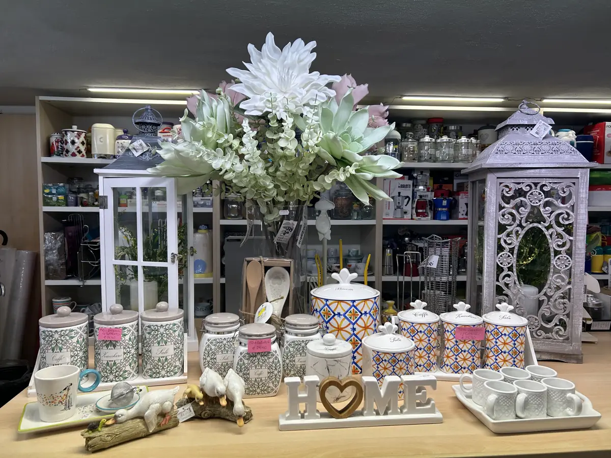 Lanterne, fiori e ceramiche decorative esposti nel negozio